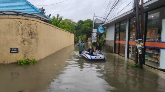 Pengalaman Baru di Bali: Turis Belanda Hanya Tertawa Saat Terjebak Banjir