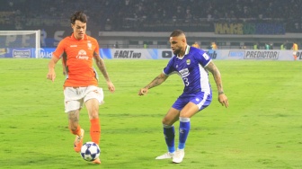 Absen Lawan Persita, Bojan Hodak Sebut Layvin Kurzawa Bakal Menggila Saat Persib vs MU