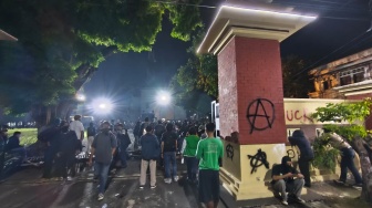 Gerbang Polda DIY Dirobohkan Massa Protes Kekerasan Aparat, Demonstran Corat-coret Tembok Markas