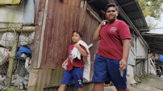 Saling Jaga di Tengah Keterbatasan: Rutinitas Kakak Beradik Mencari Rezeki Demi Keluarga Sejak Dini