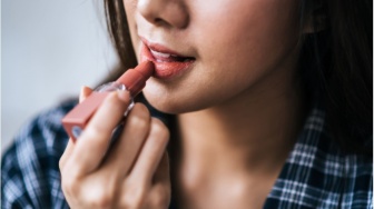 4 Lipstik Wudhu-Friendly untuk Tampil Cantik Tanpa Khawatir Luntur