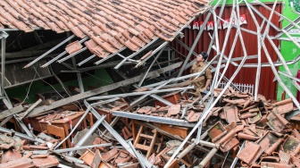 Bangunan Lapuk, Ruang Kelas SD Jomin Barat III di Karawang Ambruk