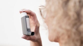 Pakai Inhaler Asma saat Puasa, Membatalkan atau Tidak? Ini Penjelasan Hukumnya