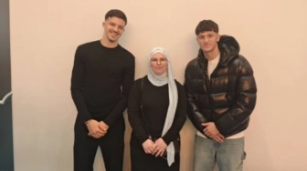 Jalani Salat Tarawih di Austria, Rekan Jay Idzes Dapat Doa Spesial dari Umat Muslim