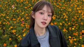 4 Inspirasi Outerwear ala Lee Sung Kyung untuk Daily Look yang Chic dan Effortless