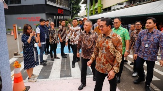 Menteri Perdagangan Budi Santoso (kanan) bersama Menteri Perhubungan Dudy Purwagandhi (kedua kanan) berbincang dengan petugas saat meninjau produk UMKM Lokal di Stasiun Gambir, Jakarta, Selasa (24/2/2026). [Suara.com/Alfian Winanto]