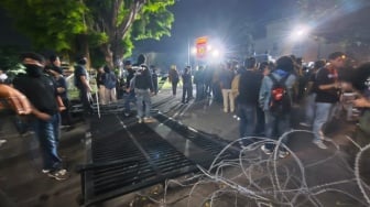 Suasana Mencekam di Depan Polda DIY, Massa Berhamburan Usai Terdengar Ledakan