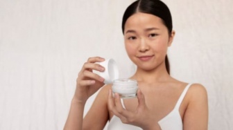 5 Rekomendasi Moisturizer untuk Kulit Kering Karena Kurang Minum Selama Puasa