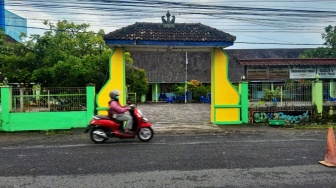 Meski Dana BOS Belum Cair, Sekolah Jalankan SE Pengecatan dan Pemasangan Foto Bupati Kulon Progo