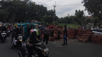 Truk Ayam Terguling di Jalan Tegar Beriman, Arus Lalu Lintas Cibinong Lumpuh Sore Ini