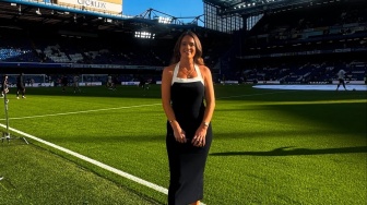 Senyum-senyum Wayne Rooney Diwawancara Reporter Cantik Ini dengan Telanjang Kaki