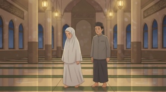 Perempuan Bermukena Putih