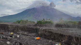Asap vulkanis keluar dari kawah Gunung Semeru terlihat dari Desa Supiturang, Lumajang, Jawa Timur, Rabu (25/2/2026). [ANTARA FOTO/Irfan Sumanjaya/tom]
