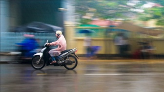 Sering Terobos Hujan Bikin Motor Rentan? Sudah Cek 5 Bagian Ini Biar Tetap Aman?