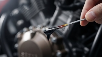 Ganti Oli Motor Matic Berapa Bulan Sekali? Ini 5 Rekomendasi Pelumas Ciamik