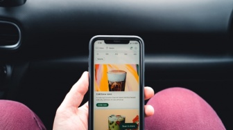 Scroll, Klik, Ngiler! Cara Menyiksa Diri di Aplikasi Makanan saat Ramadan