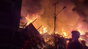 Kebakaran Hanguskan Belasan Toko di Peranap Indragiri Hulu