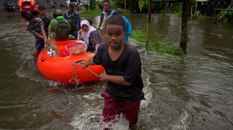 Warga menarik perahu karet saat banjir di Kecamatan Manggala, Makassar, Sulawesi Selatan, Rabu (25/2/2026). [ANTARA FOTO/Hasrul Said/tom]
