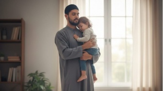 Hukum dan Tata Cara Salat Sambil Gendong Anak seperti Thariq Halilintar