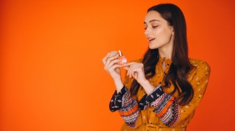 5 Rekomendasi Parfum Wanita Aroma Elegan untuk Buka Bersama