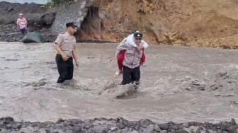 Bertaruh Nyawa di Arus Lahar Semeru, Aksi Heroik Polisi Lumajang Gendong Siswa SD Demi Bisa Sekolah
