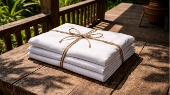 Mencuri Kain Kafan di Teras Rumah