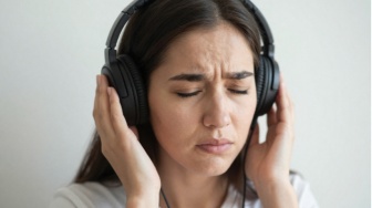 Stres Karena Potongan Lagu Terus Berputar di Kepala? Ini Penjelasannya!