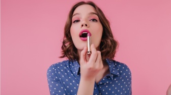 5 Lipstik Anti-Luntur, Tetap Cantik saat Makan dan Minum di Bukber