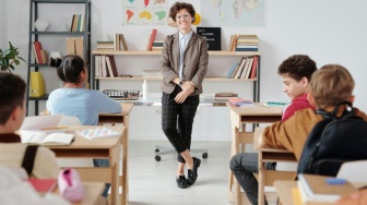 Rangkap Jabatan dan Hukum: Mengapa Guru Honorer yang Dipidanakan?