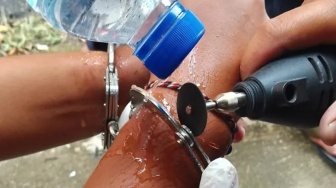 Main Borgol Berujung Apes, Tangan Remaja di Bondowoso Terkunci hingga Dievakuasi Damkar!