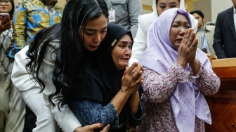 Ibu terdakwa ABK Kapal Sea Dragon Fandi Ramadhan, Nirwana (kedua kiri) dan Ibunda tersangka Radit Ardiansyah Makkiyati (kanan) menangis usai mengikuti rapat dengar pendapat umum (RDPU) dengan Komisi III DPR di Kompleks Parlemen, Senayan, Jakarta, Kamis (26/2/2026). [ANTARA FOTO/Asprilla Dwi Adha/bar]