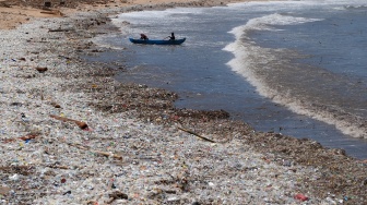 Sampah Kiriman Penuhi Pantai Kedonganan Bali