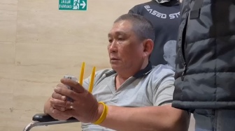 Tampang Koko Erwin Bandar Pemasok Narkoba Eks Kapolres Bima, Kini Pincang di Kursi Roda