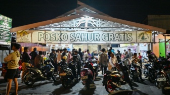 Warga antre untuk mendapatkan sahur gratis di Palu, Sulawesi Tengah, Jumat (27/2/2026). [ANTARA FOTO/Basri Marzuki/wpa]
