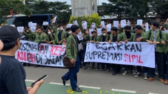 Ratusan Mahasiswa UI dan UPNVJ Mulai Datang! 'Polisi Pembunuh' Menggema di Depan Mabes Polri
