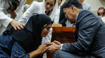 Ibu terdakwa ABK Kapal Sea Dragon Fandi Ramadhan, Nirwana (kiri) berjabat tangan dengan Ketua Komisi III DPR Habiburokhman (kanan) usai rapat dengar pendapat umum (RDPU) dengan Komisi III DPR di Kompleks Parlemen, Senayan, Jakarta, Kamis (26/2/2026). [ANTARA FOTO/Asprilla Dwi Adha/bar]