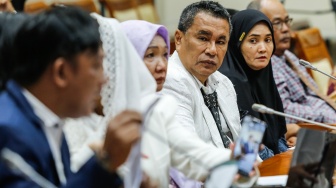 Pengacara Hotman Paris Hutapea (kedua kanan) bersama Ibunda terdakwa ABK Kapal Sea Dragon Fandi Ramadhan Nirwana (kanan) dan Ibunda tersangka Radit Ardiansyah Makkiyati (ketiga kanan) mengikuti rapat dengar pendapat umum (RDPU) dengan Komisi III DPR di Kompleks Parlemen, Senayan, Jakarta, Kamis (26/2/2026). [ANTARA FOTO/Asprilla Dwi Adha/bar]