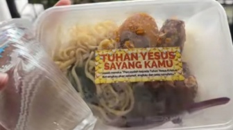 Viral Takjil Gratis dengan Pesan Tuhan Yesus Sayang Kamu, Toleransi atau Ngawur?