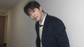 4 OOTD Layering Ala Bae In Hyuk, Minimalis tapi Tetap Fashionable