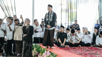 Kunjungi Ponpes Fathul Ma'ani, Momen Kaesang Pangarep Main Kuis dengan Santri