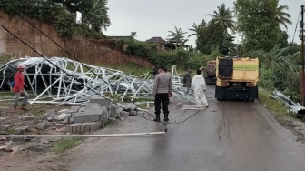 Cuaca Ekstrem Terjang Serang, Atap Dapur Makan Bergizi Gratis di Mancak Ambruk