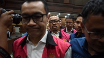 Terdakwa kasus dugaan korupsi tata kelola minyak mentah dan produk kilang pada PT Pertamina Riva Siahaan (tengah), Maya Kusmaya (kiri), dan Edward Corne (ketiga kiri) meninggalkan ruangan usai mengikuti sidang pembacaan putusan di Pengadilan Tipikor, Jakarta Pusat, Kamis (26/2/2026). [ANTARA FOTO/Indrianto Eko Suwarso/nym]