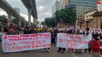 Berseragam Serba Hitam, SPPG Kepung Mabes Polri Desak Usut Teror Ketua BEM UGM hingga Tolak MBG