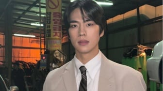 4 Padu Padan Outerwear ala Cho Han Gyeol, OOTD Makin Sat Set Tanpa Ribet!