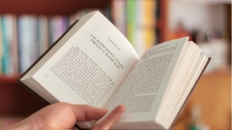 Membunuh Literasi, Membunuh Demokrasi: Saat Akses Bacaan Dicekik Negara