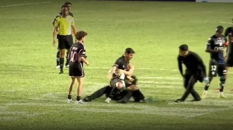 Detik-detik Menegangkan Lionel Messi Tersungkur Diterjang Fans dan Sekuriti di Puerto Rico