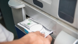 Tukar Uang Sebaiknya Hari Apa? Ini Jadwal dan Trik Terbaiknya