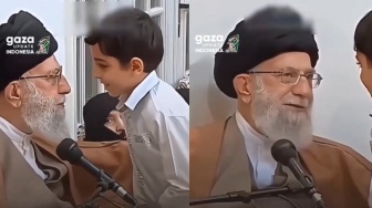 Jawaban Pemimpin Tertinggi Iran, Ayatollah Ali Khamenei saat Anak Kecil Minta Didoakan Mati Syahid