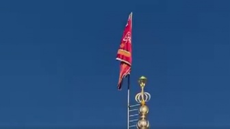 Simbol Balas Dendam, Bendera Merah Berkibar di Masjid Jamkaran Usai Ali Khamenei Gugur