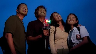 Menonton Kembali Kembang Api: Tentang Luka, Bertahan, dan Urip Iku Urup